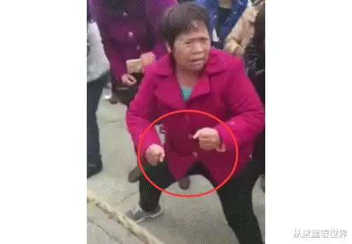 自从拔河比赛旁边站着这位老太太,就没输过1次,哈哈哈