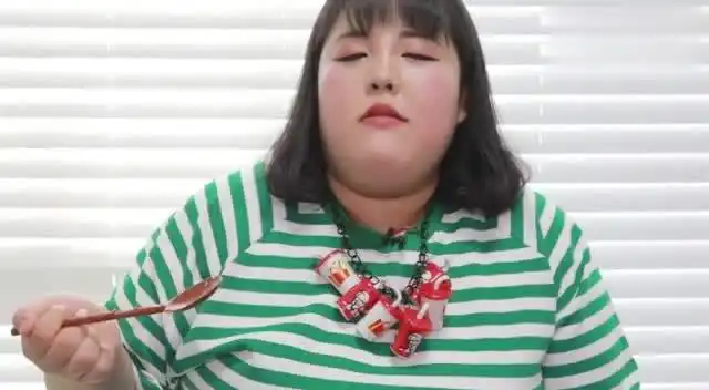 韩国胖妞开吃播表情夸张吃螃蟹,这也太可爱了吧