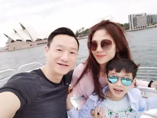 杨云晒一家三口悉尼合照超温馨,网友杨阳洋真是标准的游客照