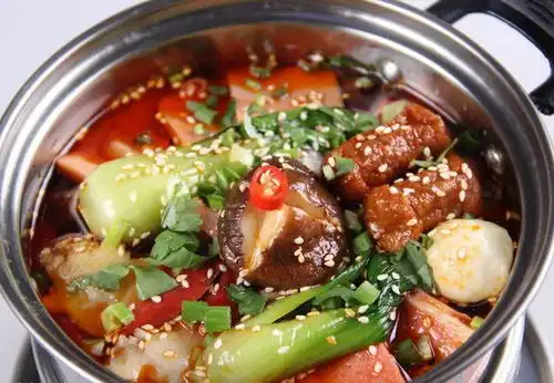 麻辣烫的做法其实特别简单,一锅好的底汤就够了