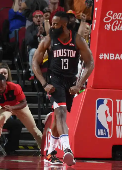 哈登罕见主动申请休息队友给我喘息之机网友火箭继续加油比赛