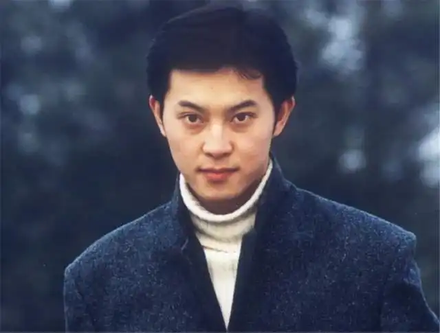 胡可晒安吉近照,画风突变跟小鱼儿越来越像,不如沙溢颜值高