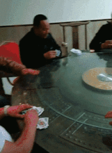 搞笑gif趣图姑娘的表情太让人难以捉摸了