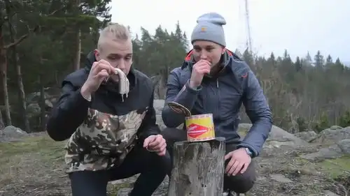 外国小伙挑战吃鲱鱼罐头,3秒后这表情绝了,看得我肚子一阵翻滚