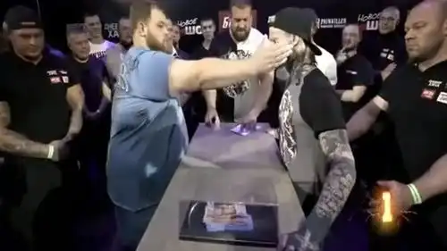 国外的扇耳光大赛,精神小伙挑战冠军选手,我就问你脸疼吗