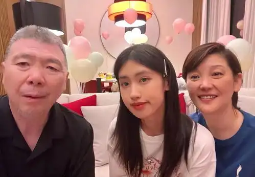 18岁徐朵为徐帆庆生,家宴布置温馨,徐帆开心亲吻冯小刚