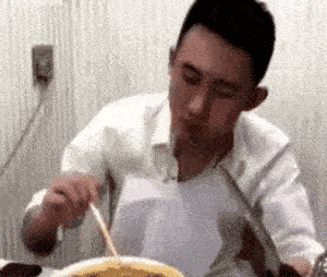 搞笑gif趣图从未见过如此优雅的吃面方式简直开启了新世界的大门