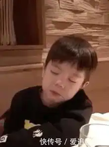 嗯哼滑雪摔倒,杜江霍思燕非但不扶还先拍照,嗯哼表情生无可恋