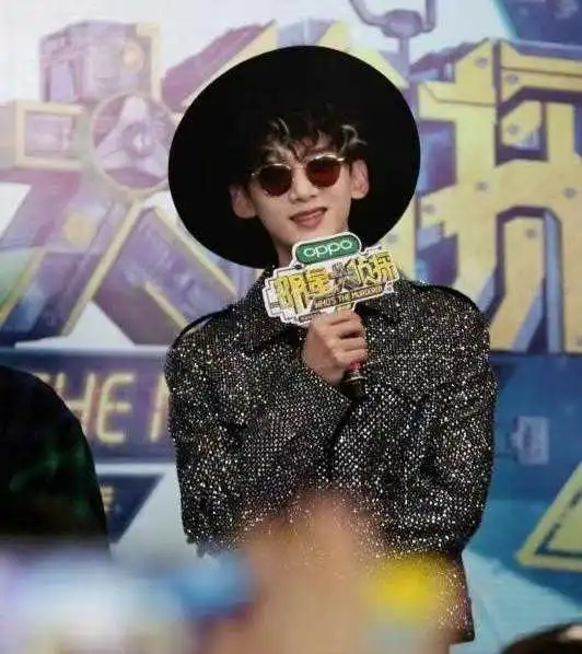 明星大侦探第六季海报拍摄,集体搞怪看别人报纸,白白报纸拿反了