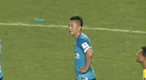 20爆冷大连队36岁老将离奇摔倒,谢晖表情亮了,摔倒原因成谜