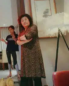 张伦硕跪榴莲向钟丽缇认错却被喊话是作秀,一旁婆婆表情成亮点