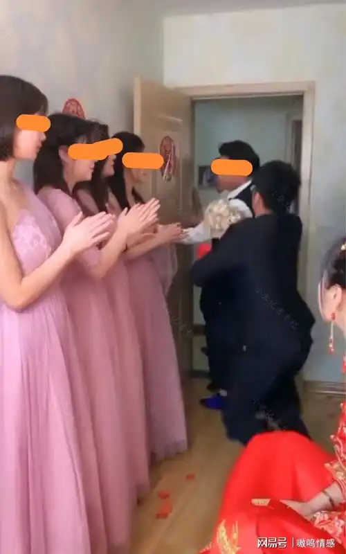 婚礼当天,新郎发现伴娘团都是自己的前女友,旁边新娘笑个不停