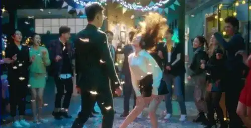 娱乐合集迪丽热巴与黄景瑜贴身热舞金秀贤新剧展露好身材