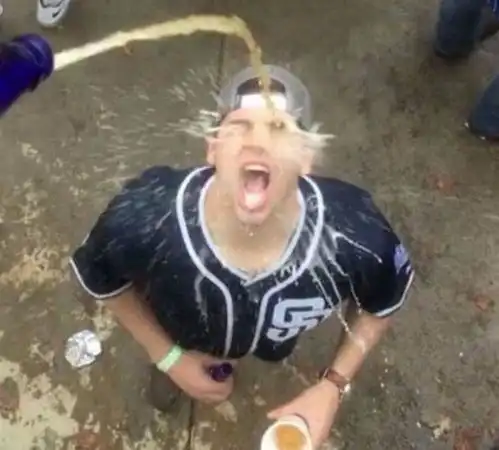 搞笑段子男子永远都忘不了,浴室里,自己老婆看到他的惊讶表情