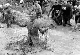 强悍泥人赛在英受欢迎包含烟熏火烤过电网