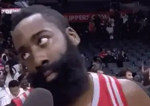 有趣美女记者采访戈登,哈登路过时调皮地看一下,眼神啥意思