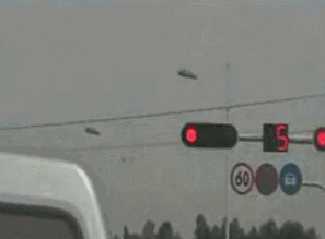 开心笑话刚走出门口,老板拎着刀追了出来