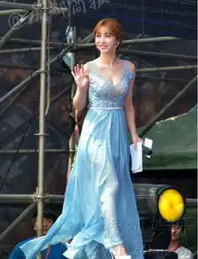 柳岩穿深v透视装秀事业线与邓紫棋成都捞金