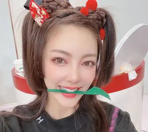 张雨绮和蓝盈莹同是耿直人设,说好一起乘风,你却偷偷破了浪