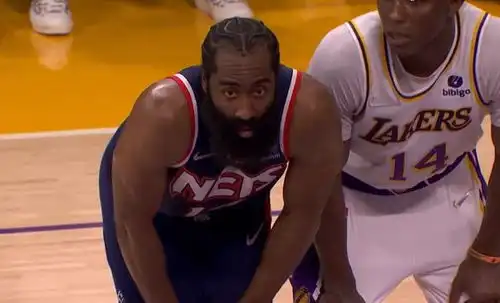 一级恶意犯规哈登肘击塔克裆部引热议,还踩到湖人新星的手