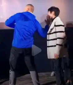 向佐发布会被扇耳光,脸上怒火清晰可见,事后笑称只是开玩笑