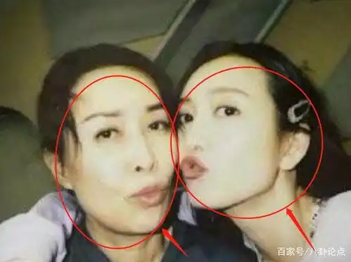 姐姐嘟嘴合照,那英嘟嘴像被迫营业的家长,王鸥的表情却萌到我了