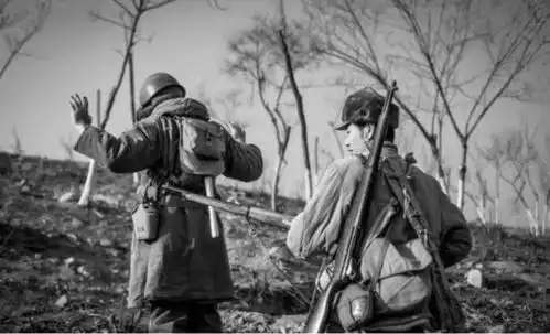 他孤军深入美军营地,来回溜达就像回家,搞得美军炮兵误打美军