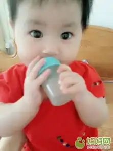 瞧瞧这小表情,玩空瓶子,奶瓶,生日2013年12月宝宝圈