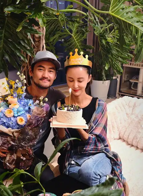 张歆艺与儿子为袁弘庆生一家三口亲亲合影好幸福