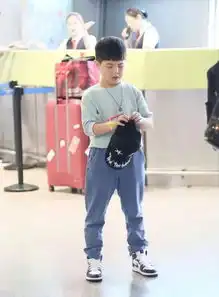 沙溢格纹衬衫搭配运动裤休闲低调