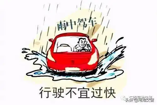 环江货车侧翻受损严重树皮散落一地覆车之戒