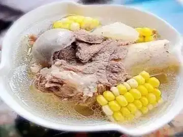 玉米红萝卜咸骨汤图片