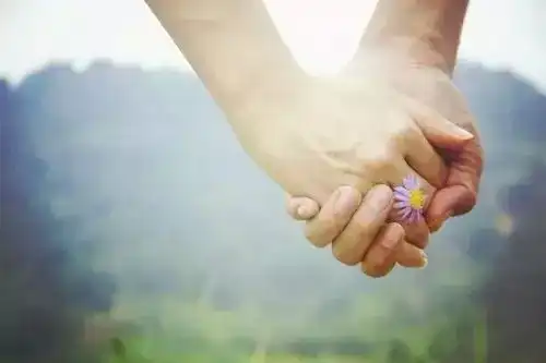 校园里情侣故意集体秀恩爱,你怎么看