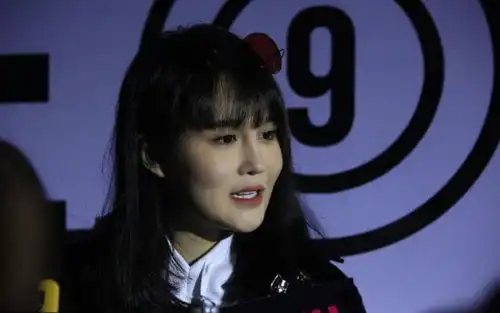 表情包女孩脸很胖龇牙