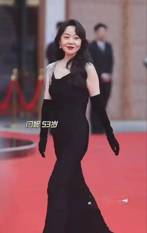 北影节闭幕红毯惊喜多闫妮性感港风,陈冲旗袍优雅,岳红太可爱