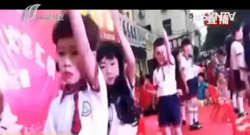 表情幼儿园因女生少,用男生假扮表演舞蹈,被采访时的表情真可爱表情