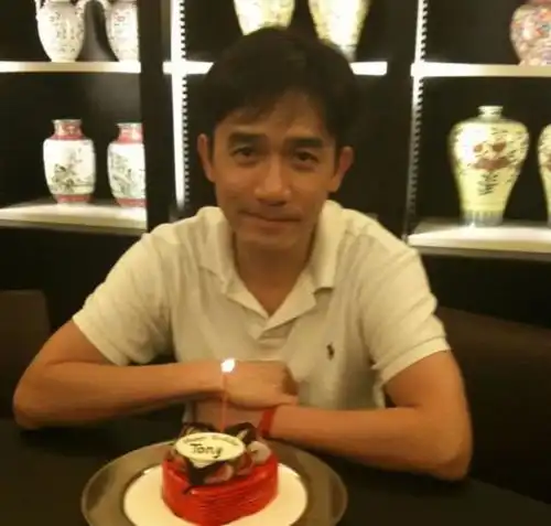 影帝梁朝伟,为何结婚多年一直不生育看看他父亲是谁你就明白了