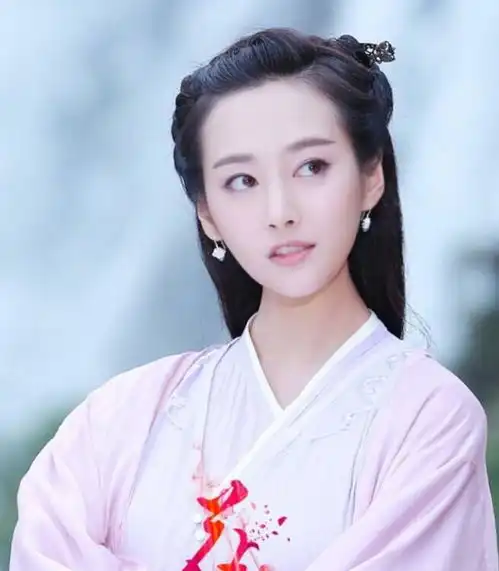 有一种撞脸叫王鸥和李纯换上西装的李纯,和王鸥傻傻分不清