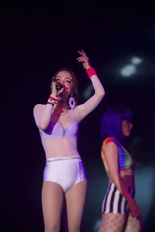 皮裤小天后邓紫棋,又被造型师坑了,用力耍性感穿爆乳内衣加成人纸尿裤还是专辑新的心跳来得顺耳