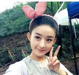 刘诗诗摆臭脸现身遭粉丝围堵面瘫无表情