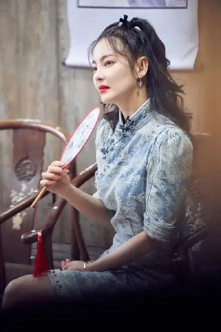 张雨绮穿旗袍秀美腿超养眼扎双马尾对镜比心效果少女感十足名门泽佳