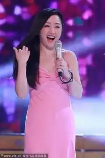 杨钰莹粉嫩低胸装录节目妩媚撩发大派飞吻