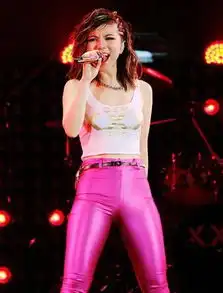 原来邓紫棋这么性感穿比基尼露酥胸撩人满分