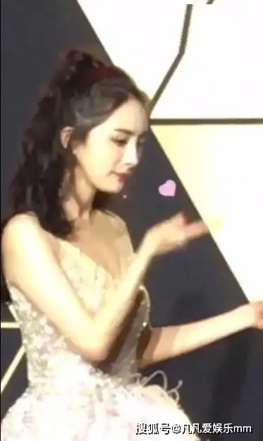 杨幂打扮妩媚对镜头飞吻动作撩人,摄像大哥面无表情反差逗趣