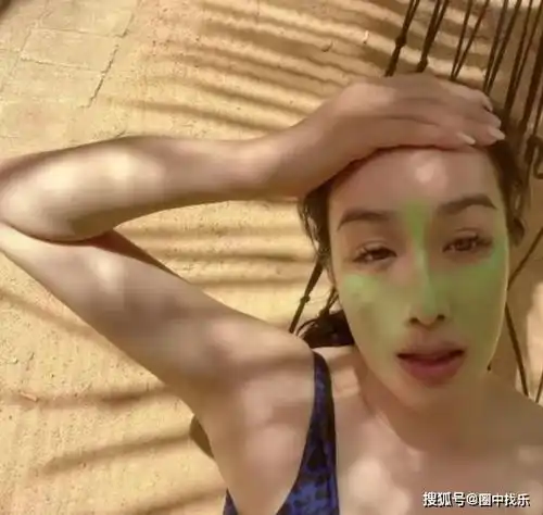 钟丽缇好大胆穿性感紧身豹纹泳衣晒自拍,大秀丰满身材表情妩媚