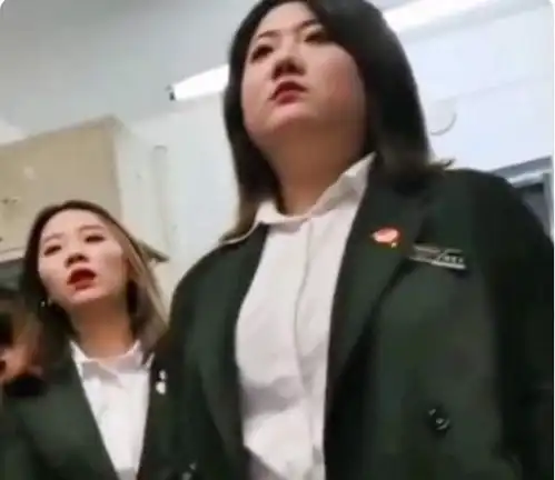 高职院校大姐大式查寝,张美玉的嚣张态度,让学历歧视被热议