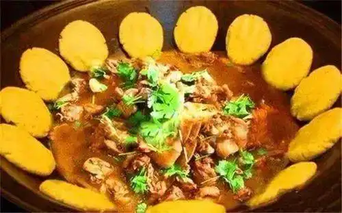 香北山旁边铁锅炖大鱼大鹅