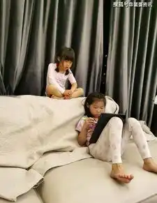 岳云鹏妻子晒闺女照片,姐妹俩穿睡袍沉迷看剧,小表情太像父亲了