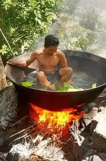 奇葩男子躺在铁锅里,加火直播炖煮自己,表情淡定享受