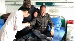 搞笑gif大爷你这表情,小时候肯定特爱哭吧